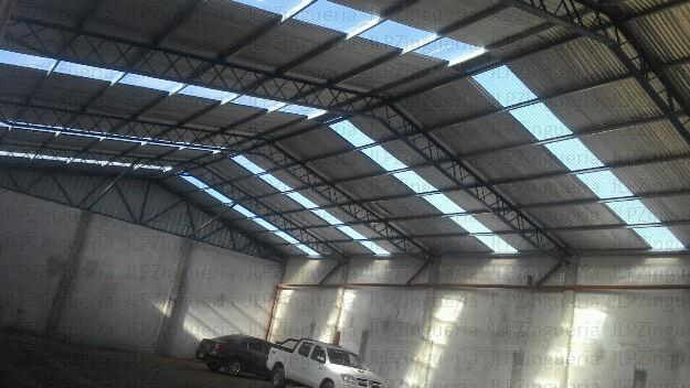 Colocación de techo de chapa en galpón industrial